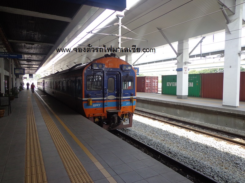 รถไฟไทยเข้ามาส่งผู้โดยสารที่สถานีรถไฟปาดังเบซาร์ มาเลเซีย